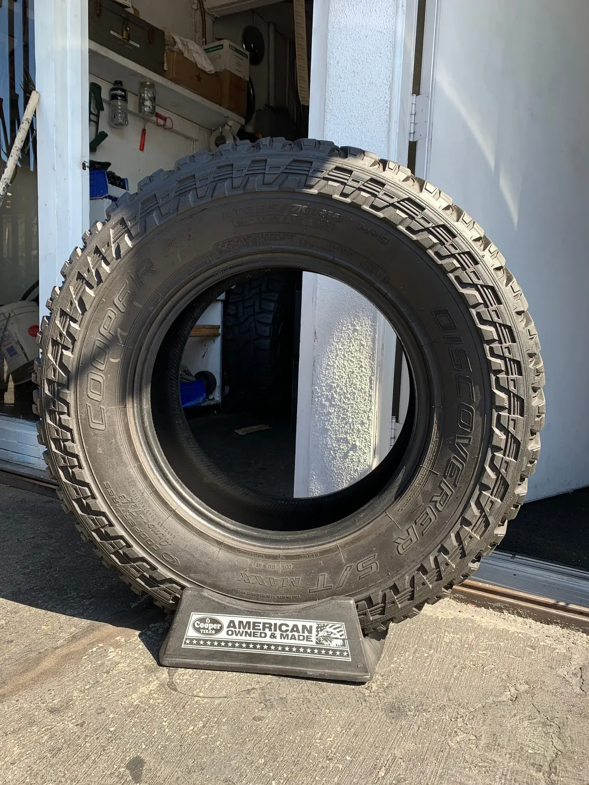 295/70 R-18 Cooper Discover S/T Maxx 1